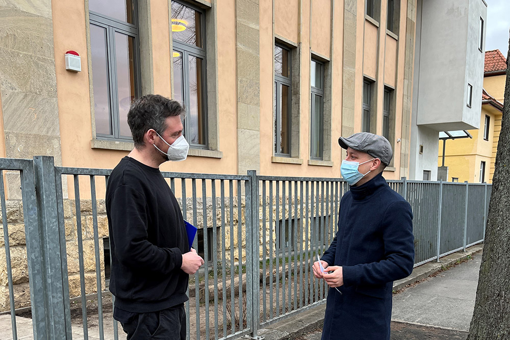 Foto von Kitaleiter Sascha Böhme und Elternteil Max Kriszun vor der Kita Seidelhaus in Jena.